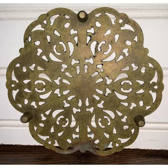 Vintage Scalloped Brass Trivet With‎ Feet Nice Patina Granny Core 5.5” - Picture 2 of 2